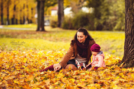 Mama mit Baby im Park - Herbst Fotoshooting - Babyfotograf Magdeburg